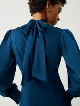 Langärmliges Midikleid aus Satin mit Stehkragen und Bindeband hinten